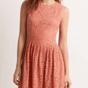 Lace sleeveless dress fully lined